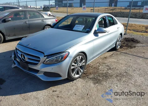 2018 Mercedes-Benz C 300 z USA, uszkodzony, nr VIN 55SWF4JB3JU247935